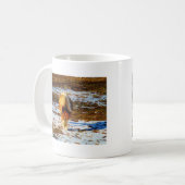 Bruin en roomminiatuur paard in de sneeuw. koffiemok (Voorkant links)