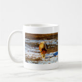 Bruin en roomminiatuur paard in de sneeuw. koffiemok (Links)