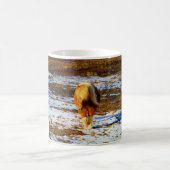 Bruin en roomminiatuur paard in de sneeuw. koffiemok (Center)