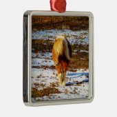 Bruin en roomminiatuur paard in de sneeuw. metalen ornament (Rechts)