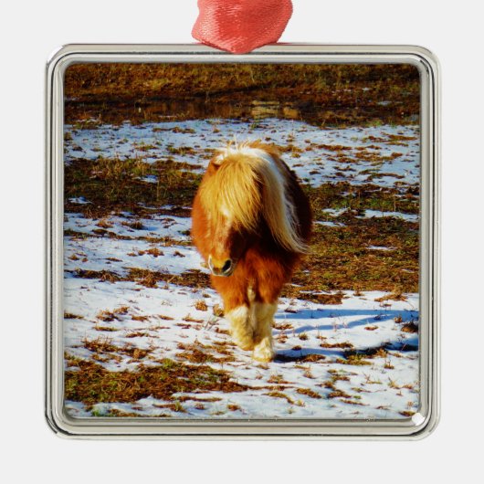 Bruin en roomminiatuur paard in de sneeuw. metalen ornament (Voorkant)
