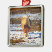 Bruin en roomminiatuur paard in de sneeuw. metalen ornament (Links)