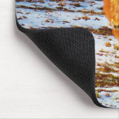 Bruin en roomminiatuur paard in de sneeuw. muismat (Hoek)