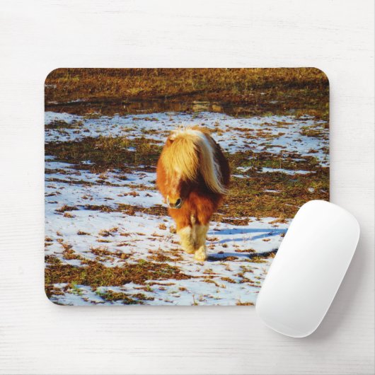 Bruin en roomminiatuur paard in de sneeuw. muismat (Met muis)