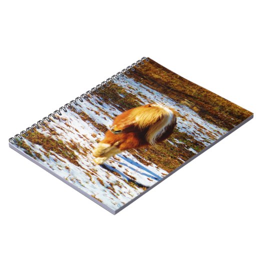 Bruin en roomminiatuur paard in de sneeuw. notitieboek (Linkerzijde)