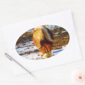 Bruin en roomminiatuur paard in de sneeuw. ovale sticker (Envelop)