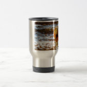 Bruin en roomminiatuur paard in de sneeuw. reisbeker (Center)