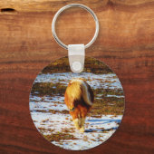 Bruin en roomminiatuur paard in de sneeuw. sleutelhanger (Voorkant)