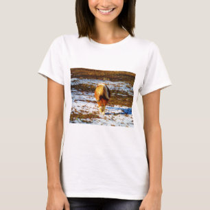 Bruin en roomminiatuur paard in de sneeuw. t-shirt