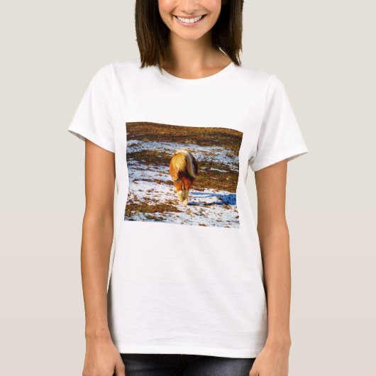 Bruin en roomminiatuur paard in de sneeuw. t-shirt (Voorkant)