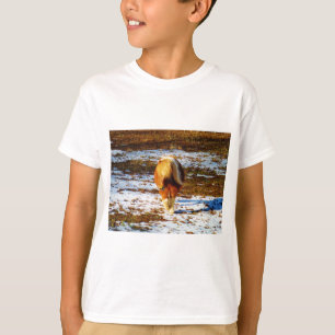 Bruin en roomminiatuur paard in de sneeuw. t-shirt