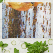 Bruin en roomminiatuur paard in de sneeuw. theedoek (Gevouwen)