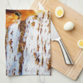 Bruin en roomminiatuur paard in de sneeuw. theedoek (Quarter Fold)