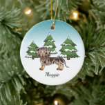 Bruin en Tan Dapple Short Hair Dachshund in Winter Keramisch Ornament<br><div class="desc">Destei's originele cartoon illustratie van een schattige gladde chocolade bruin en bruine appelkleerkleur Dachshund. De hond wordt in een winterscène geplaatst met drie groene veer en vallende sneeuw. De achtergrond is een blauw tot witte gradiënt die het ontwerp geeft dat de koude winterdag eruit ziet. Er is ook een personaliseerbaar...</div>