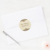 Bruin en Tan Flourish Scroll Adreslabel Ronde Sticker (Envelop)