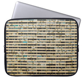 Bruin en wit betongebouw laptop sleeve