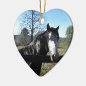 Bruin en wit, gekleurd paard, heldere blauwe hemel keramisch ornament (Links)