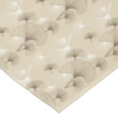 Bruin en wit ginko-bladeren op tan tafelkleed (Gekanteld)