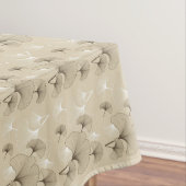 Bruin en wit ginko-bladeren op tan tafelkleed (Voorbeeld)