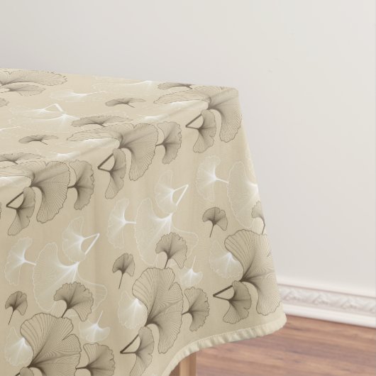 Bruin en wit ginko-bladeren op tan tafelkleed (Voorbeeld)