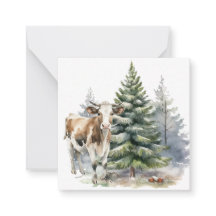 Bruin en wit kalf voor een dennenboom