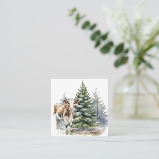 Bruin en wit kalf voor een dennenboom notitiekaartje (Staand voorkant)