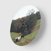 Bruin en wit paard bij de herfstvijver ronde klok (Hoek)