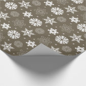 Bruin- en witachtige sneeuwvlokken cadeaupapier (Hoek)
