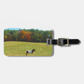 Bruin- en witpaard, herfstbomen, blauwe hemel bagagelabel (Voorkant horizontaal)