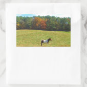 Bruin- en witpaard, herfstbomen, blauwe hemel rechthoekige sticker (Tas)