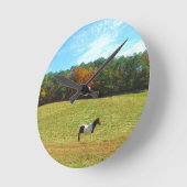 Bruin- en witpaard, herfstbomen, blauwe hemel ronde klok (Hoek)