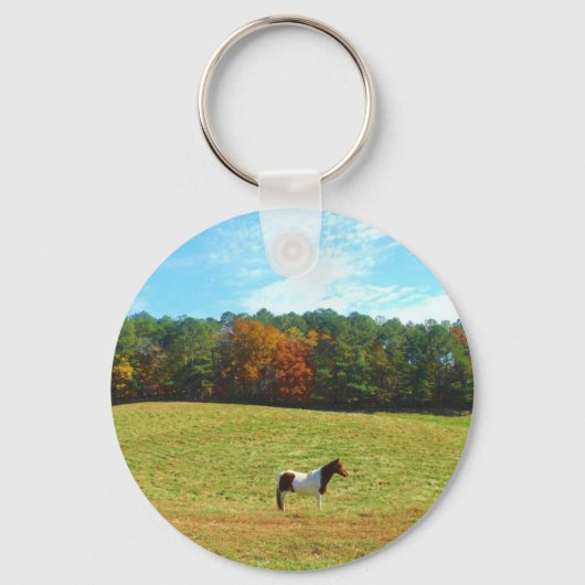 Bruin- en witpaard, herfstbomen, blauwe hemel sleutelhanger (Voorkant)