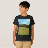 Bruin- en witpaard, herfstbomen, blauwe hemel t-shirt (Voorkant volledig)