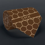 Bruin Gold Geometric Honeycomb Beehive Monogram Stropdas<br><div class="desc">Moderne bruine en goudolierijmonogramnecktie in een stijlvol bijenkorf-honingraatpatroon van gouden zeshoeken op een elegante blauw marineverkeer. Eenvoudig aan te passen met tekst, doopvonten, en kleuren. Creëer door Zazzle pro ontwerper BK Thompson © uitsluitend voor Cedar en Koord; te contacteren gelieve ons in cedarandstring@gmail.com als u hulp nodig hebt, vragen hebt,...</div>