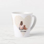 Bruin haar meisje dat met haar vrouw zit latte mok (Rechterhoek)