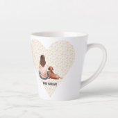 Bruin haar meisje dat met haar vrouw zit latte mok (Rechts)