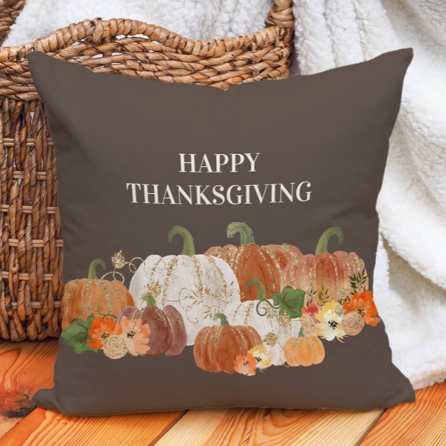 Bruin Happy Thanksgiving Oranje White Pumpkins Kussen (Rustic brown "Happy Thanksgiving" pillow with orange and white pumpkins)