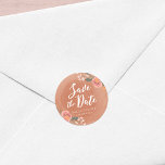 Bruin hout en houtpuin Rustic Sparen de Datum Ronde Sticker<br><div class="desc">Deze bijtende Save the Date Round sticker is voorzien van een mooie floral tegen een bruine houten achtergrond. Ze zijn perfect voor een ritueel. Gebruik het om uw enveloppen af te dichten, voor zakken of voor decoratie. Bekijk andere overeenkomende trouwerijobjecten, inclusief uitnodigingen hier http://www.zazzle.com/collections/brown_wood_rustic_floral_wedding_collection-119146535042869019?rf=238364477188679314. Pas deze aan met je details...</div>