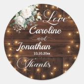 Bruin Hout Rustieke String Licht Witte Rozen Huwel Ronde Sticker (Voorkant)