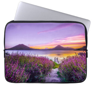 Bruin houten dok tussen lavendel bloemenveld laptop sleeve