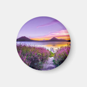 Bruin houten dok tussen lavendel bloemenveld magneet