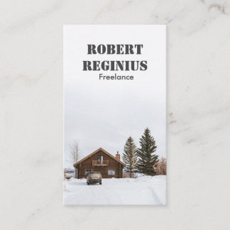 bruin houten huis op sneeuw bedekt terrein visitekaartje
