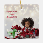 Bruin Huid Meisje Gepersonaliseerde Kerstmis Keramisch Ornament (Voorkant)