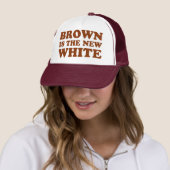 Bruin is het nieuwe wit! trucker pet (In situ)
