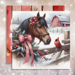 Bruin kerstpaard en kardinaal gepersonaliseerd<br><div class="desc">Gepersonaliseerde kerstkaart met een  bruin paard met een rode strik en een  rode kardinaal op het hek met een rustieke schuur op de achtergrond van een besneeuwde winterdag waterverf ai art.</div>