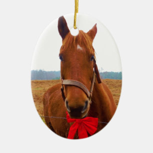 Bruin kerstpaard en rode boe keramisch ornament