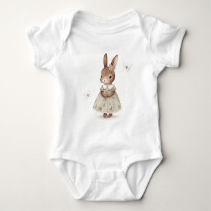 Bruin konijn in een bloemenkleding romper