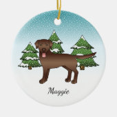 Bruin labrador Retriever in een winter bos & naam Keramisch Ornament (Voorkant)