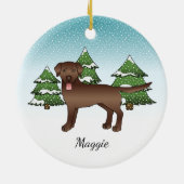 Bruin labrador Retriever in een winter bos & naam Keramisch Ornament (Achterkant)