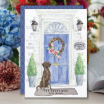 Bruin Labrador Retriever Moving Announement Briefkaart<br><div class="desc">kondig uw nieuwe adres aan met onze stijlvolle aankondiging met een Brown Labrador-recept,  een blauwe voordeur aan de voorzijde,  een welkome mat,  een leistoets,  een topiaries en een florale poets op een grijze baksteenachtergrond.</div>
